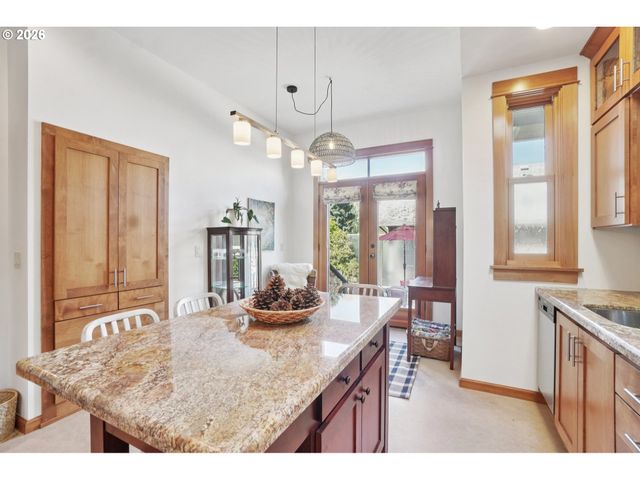 31 S GIBBS St, Portland, OR 97239