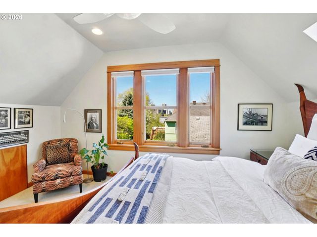 31 S GIBBS St, Portland, OR 97239