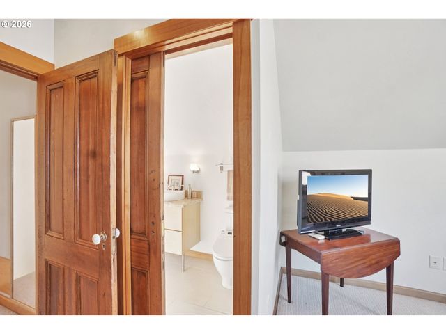 31 S GIBBS St, Portland, OR 97239