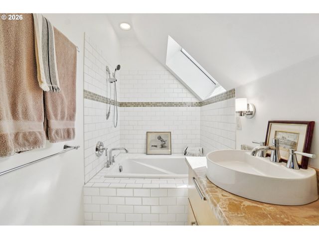 31 S GIBBS St, Portland, OR 97239