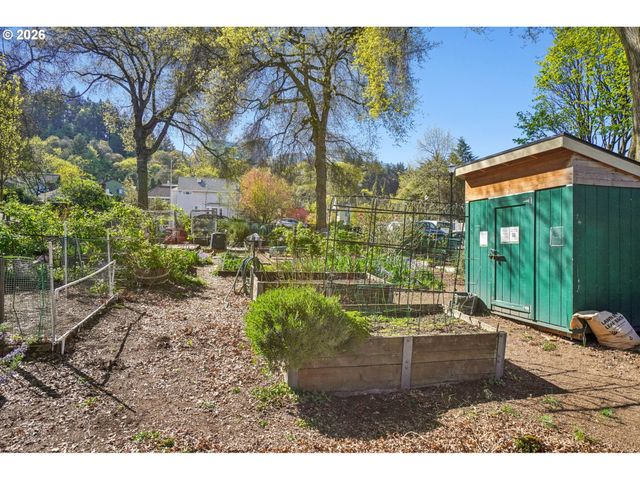 31 S GIBBS St, Portland, OR 97239