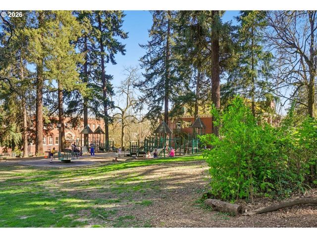 31 S GIBBS St, Portland, OR 97239