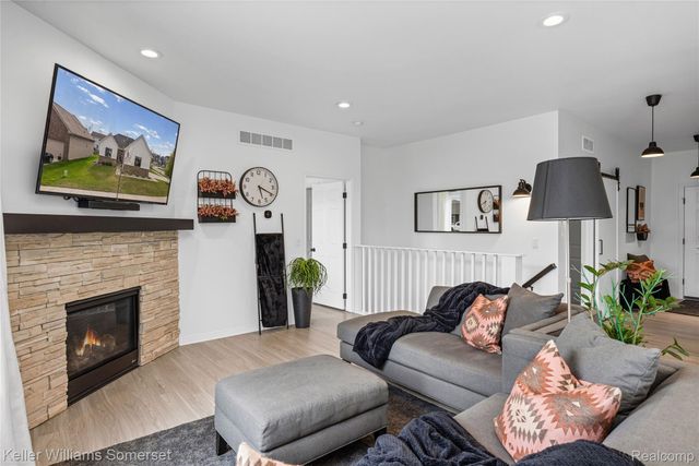 328 Hidden River E, Holly Township, MI 48442