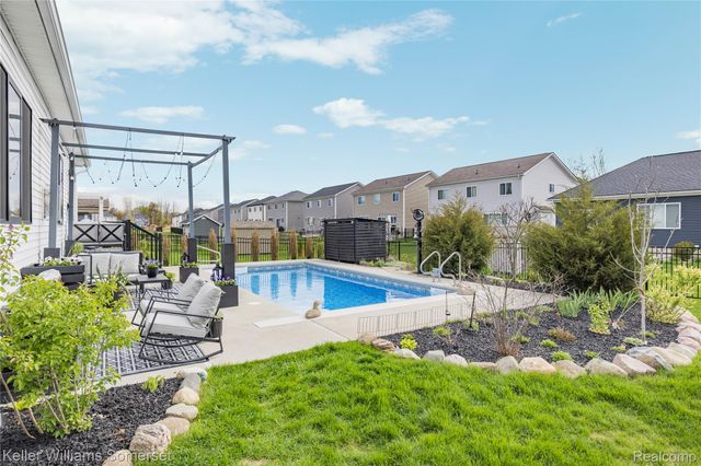 328 Hidden River E, Holly Township, MI 48442