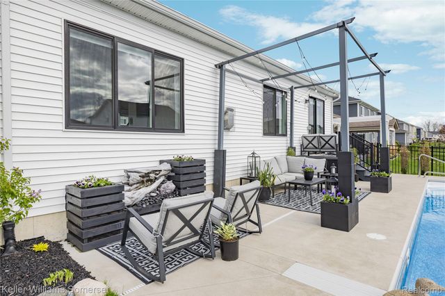 328 Hidden River E, Holly Township, MI 48442
