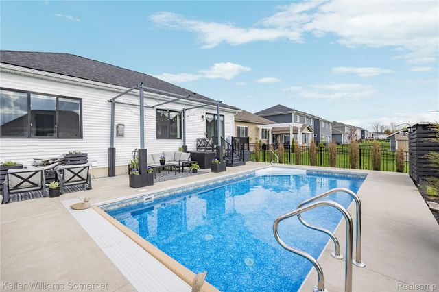 328 Hidden River E, Holly Township, MI 48442