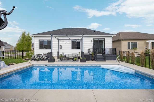 328 Hidden River E, Holly Township, MI 48442