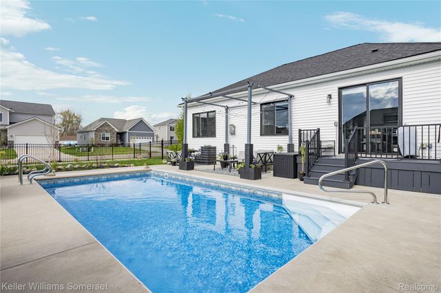 328 Hidden River E, Holly Township, MI 48442
