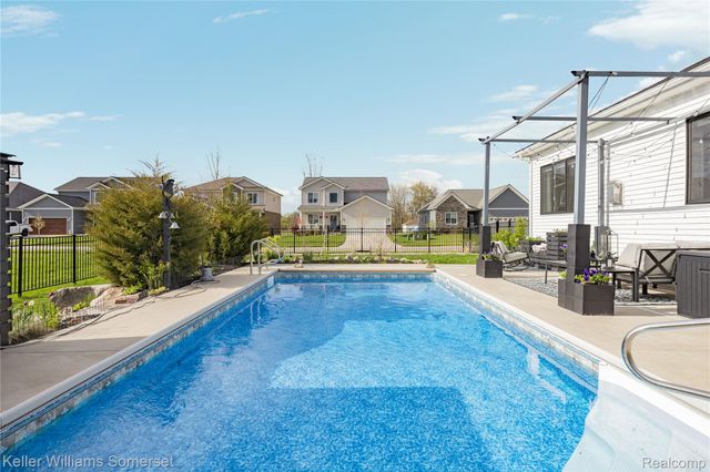 328 Hidden River E, Holly Township, MI 48442