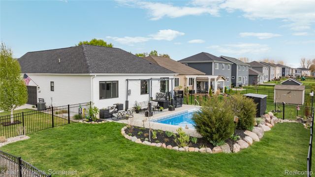 328 Hidden River E, Holly Township, MI 48442