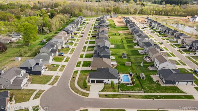 328 Hidden River E, Holly Township, MI 48442