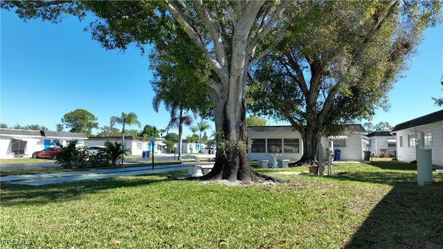 13 Hamlin CT, Lehigh Acres, FL 33936