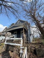 977 Raymond Street, Akron, OH 44307