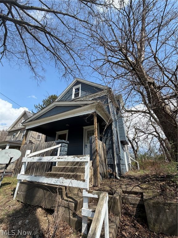 977 Raymond Street, Akron, OH 44307