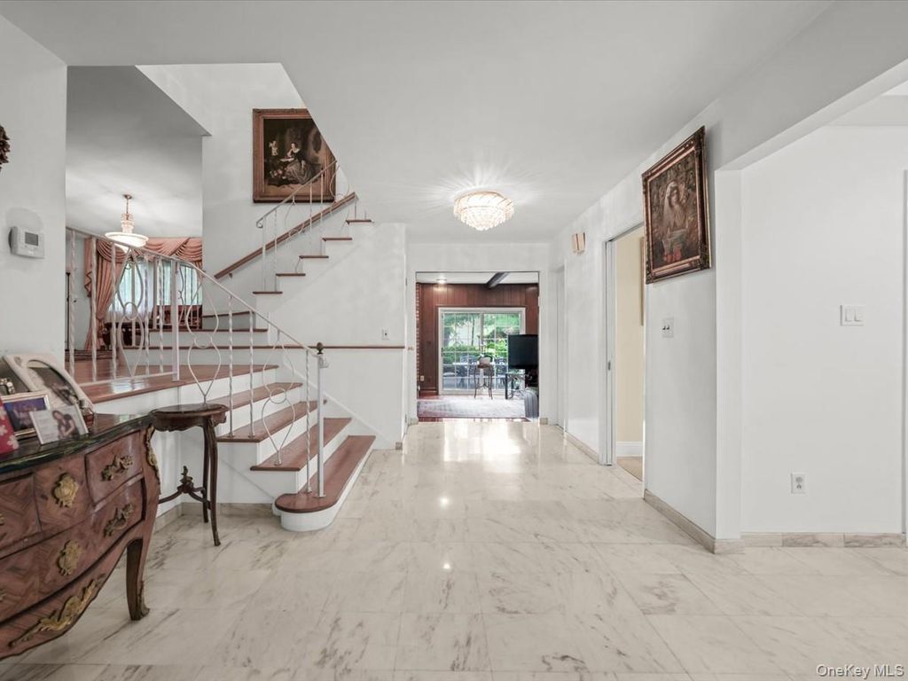 17 Cambridge Road, Great Neck, NY 11023 — photo 3