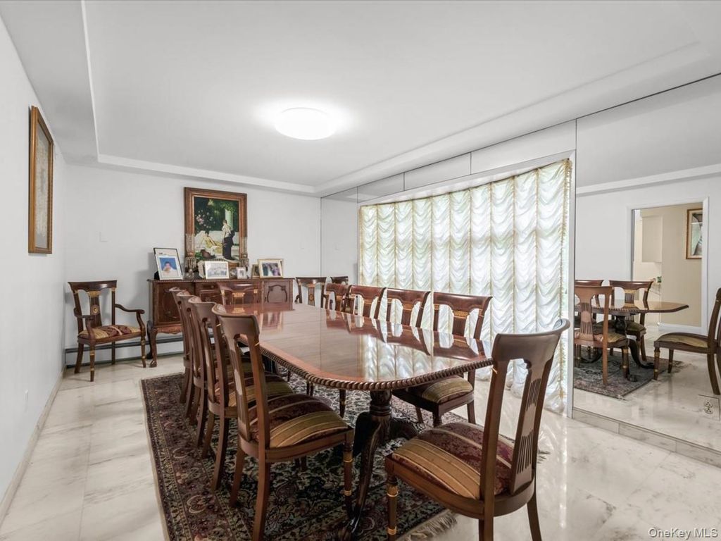 17 Cambridge Road, Great Neck, NY 11023 — photo 4