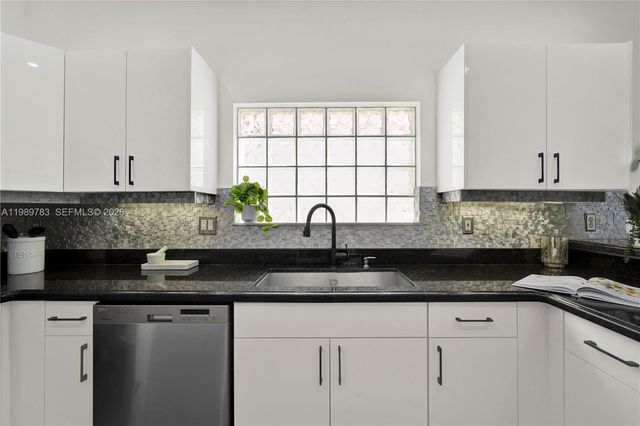 1251 Hayes St, Hollywood, FL 33019