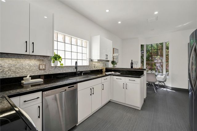 1251 Hayes St, Hollywood, FL 33019