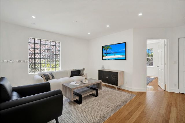 1251 Hayes St, Hollywood, FL 33019