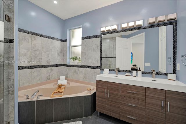 1251 Hayes St, Hollywood, FL 33019