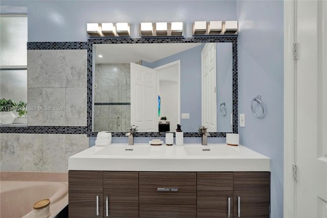 1251 Hayes St, Hollywood, FL 33019