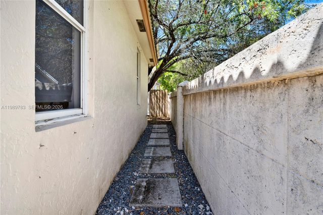 1251 Hayes St, Hollywood, FL 33019