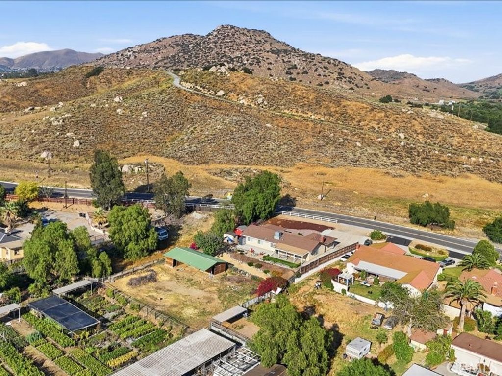 Image 10 of property listing at 1826 Hillside, Norco, CA 92860