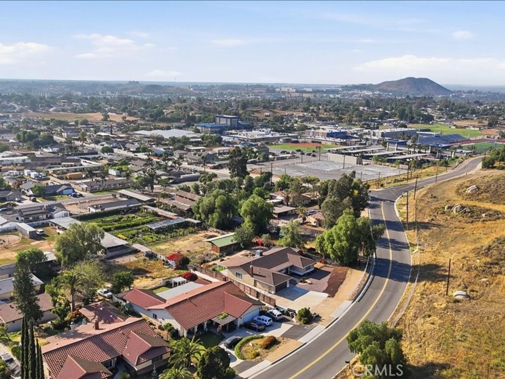 Image 6 of property listing at 1826 Hillside, Norco, CA 92860