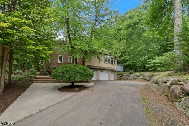 6 Briscoe Chase, Ringwood Boro, NJ 07456