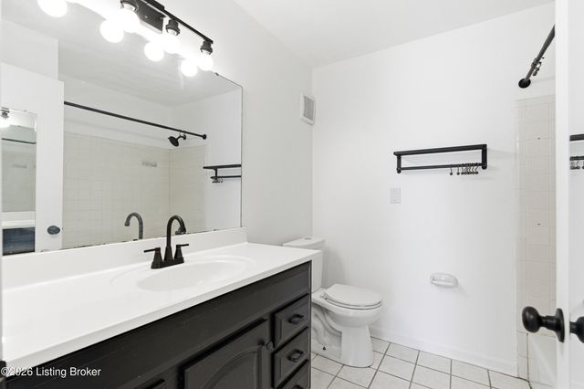 7906 Grenoble Ln A, Prospect, KY 40059