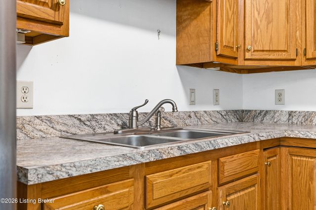 7906 Grenoble Ln A, Prospect, KY 40059
