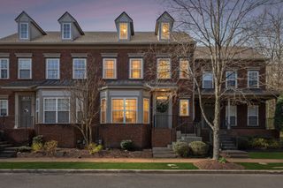 7053 Sunnywood Dr, Nashville, TN 37211