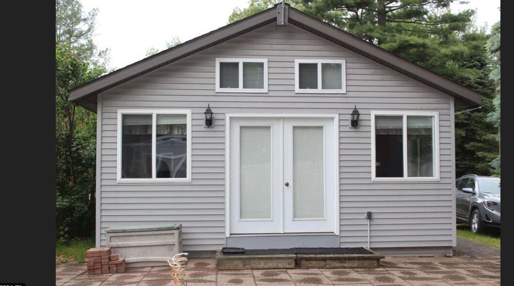 8710 Orleans Avenue, Fenwick City, MI 48834