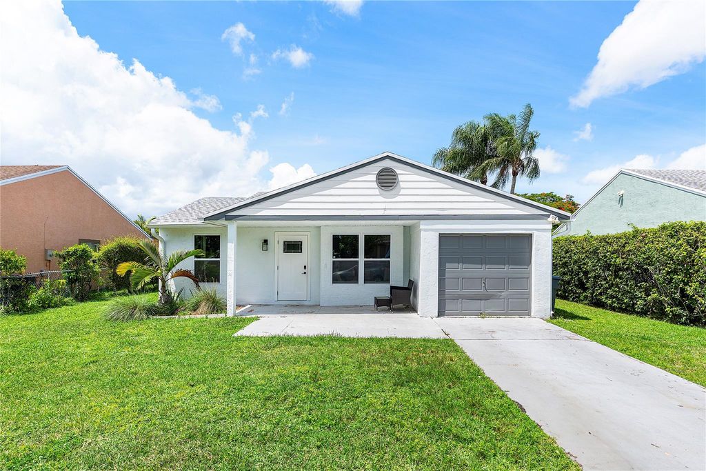 8257 Cedar Hollow Ln, Boca Raton, FL 33433