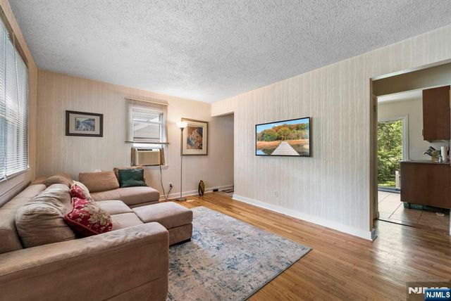 305 E Main Street, Bergenfield, NJ 07621