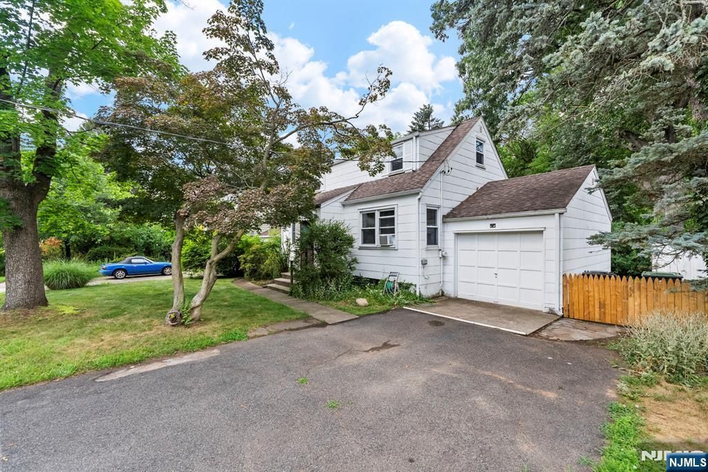 305 E Main Street, Bergenfield, NJ 07621