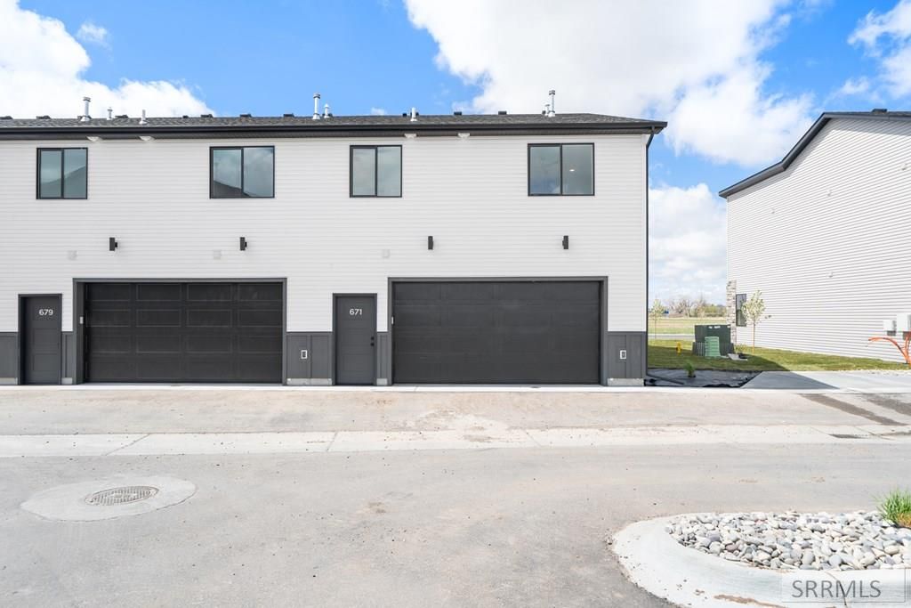 Image 11 of property listing at 739 Curlew Drive, Ammon, ID 83406