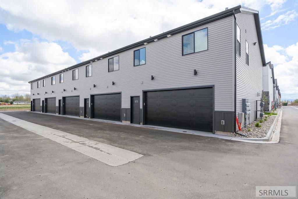 Image 14 of property listing at 739 Curlew Drive, Ammon, ID 83406