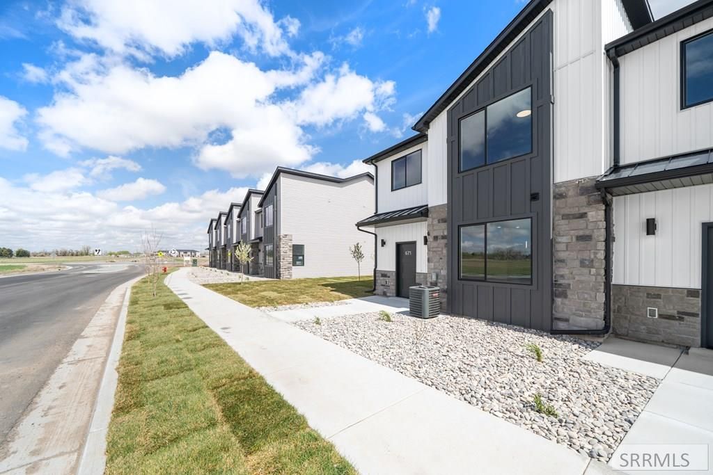 Image 5 of property listing at 739 Curlew Drive, Ammon, ID 83406