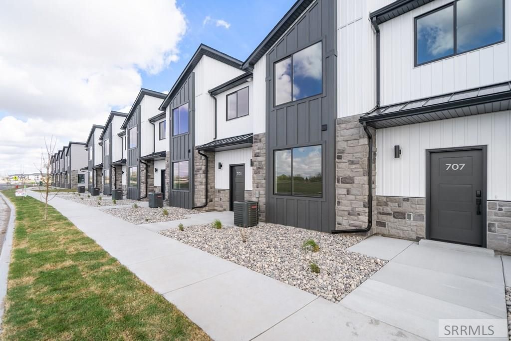 Image 6 of property listing at 739 Curlew Drive, Ammon, ID 83406