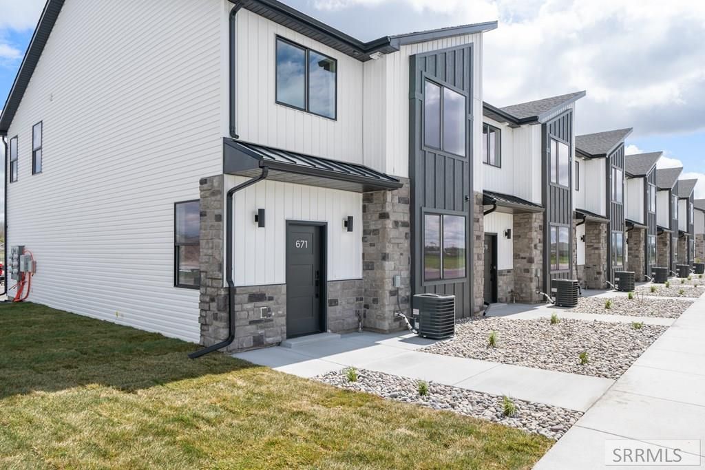Image 7 of property listing at 739 Curlew Drive, Ammon, ID 83406