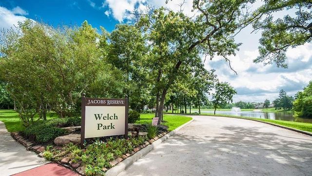 135 Deerfield Meadow Drive, Conroe, TX 77384