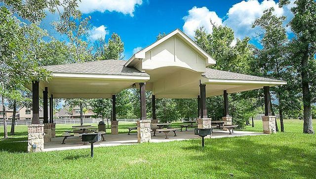 135 Deerfield Meadow Drive, Conroe, TX 77384