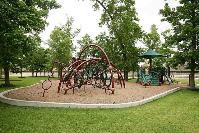 135 Deerfield Meadow Drive, Conroe, TX 77384