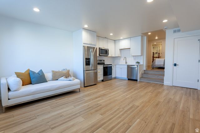 1079 W RIDGESIDE CT, South Jordan, UT 84095