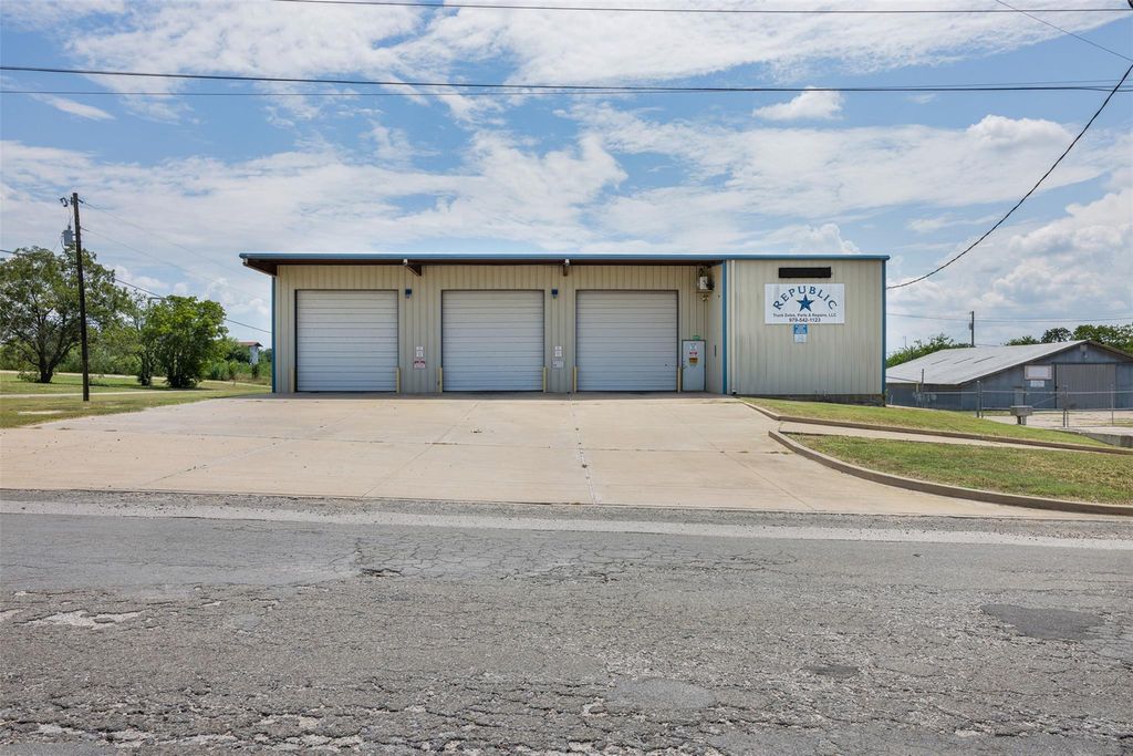 624 W Hempstead ST, Giddings, TX 78942