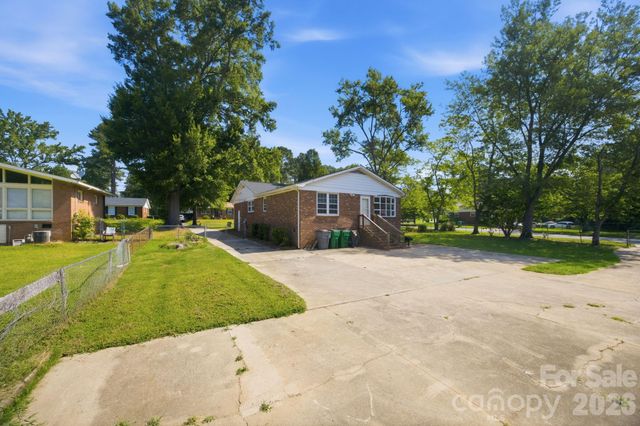 1401 Grovewood Drive, Charlotte, NC 28208