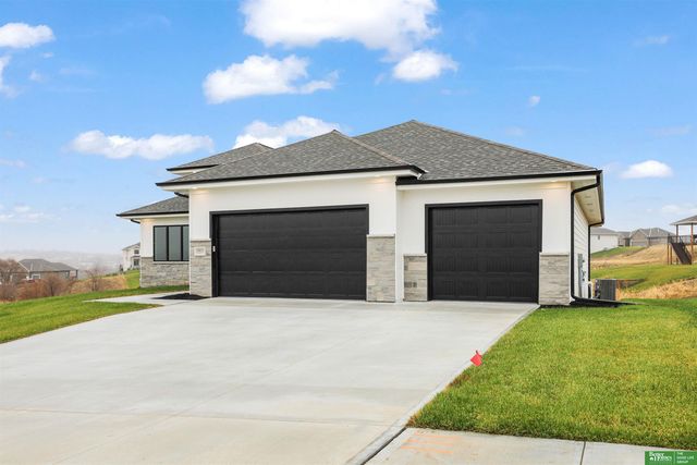 10023 Prospect Street, Papillion, NE 68046