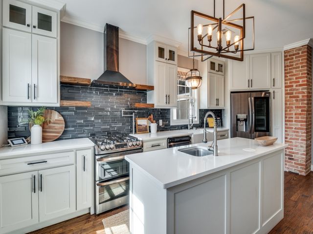 2200 W 10th Street, Dallas, TX 75208