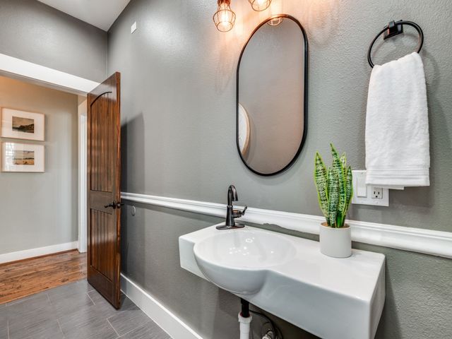 2200 W 10th Street, Dallas, TX 75208